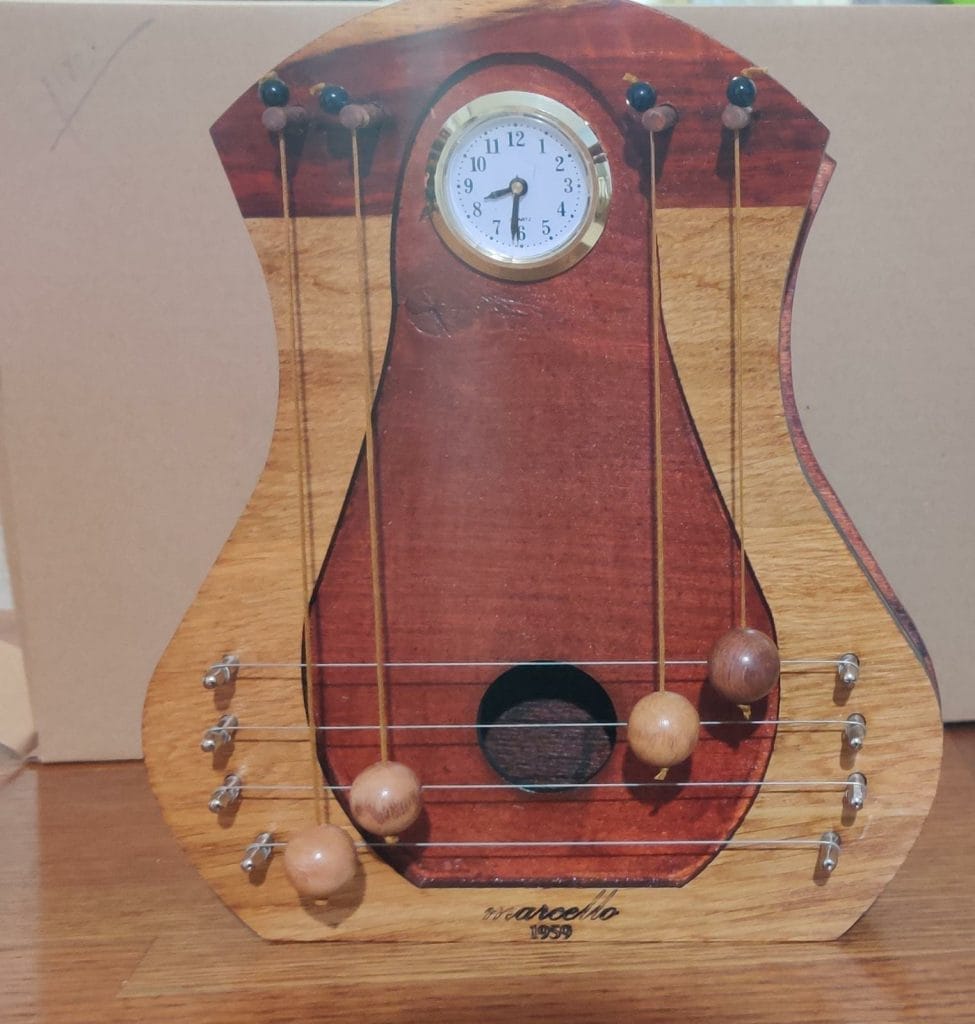 נבל דלת עם שעון