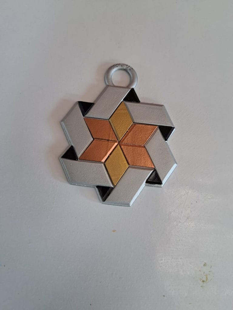 תכשיט תעתוע לקיר